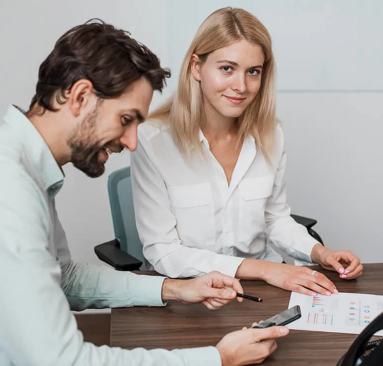 Zwei Kollegen besprechen Finanzdokumente im Büro